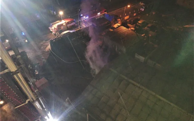 Hasiči na Plzeňsku likvidovali požár domu, plameny zničily střechu i obytnou část
