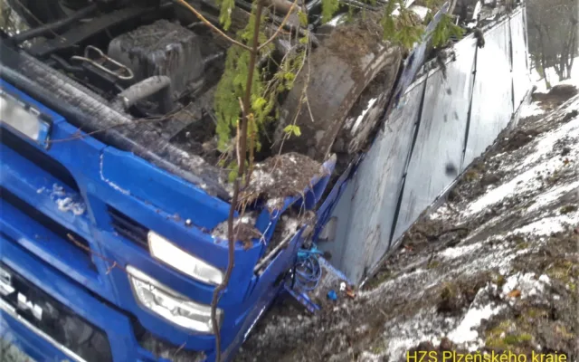 Kamion se u Železné Rudy zřítil ze srázu a zůstal převrácený na střeše