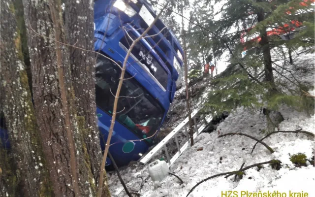 Kamion se u Železné Rudy zřítil ze srázu a zůstal převrácený na střeše