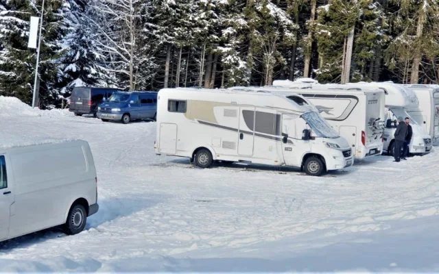 Karavany stojí na všech parkovištích v oblasti Železné Rudy a Špičáku
