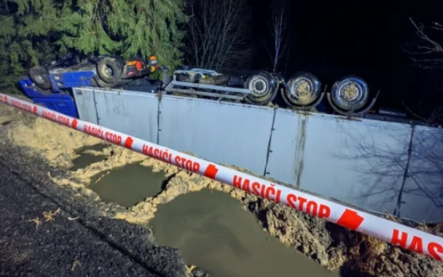 Mezi Železnou Rudou a Albětínem se od rána vyprošťuje převrácený kamion