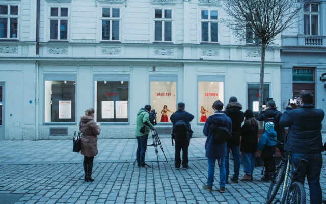 Tanečníci obsadili výlohy v centru Plzně a vzkazují: Kultura stále žije