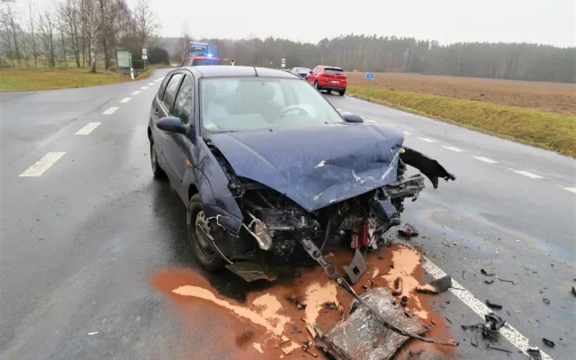 Spolujezdci vyletěli ven z havarovaného vozidla, neměli zapnuté bezpečnostní pásy