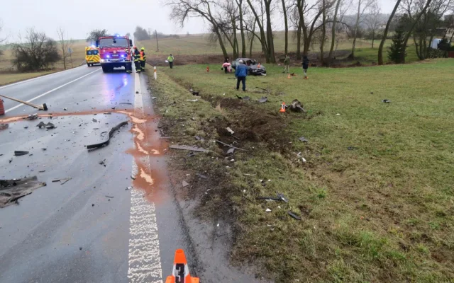 Spolujezdci vyletěli ven z havarovaného vozidla, neměli zapnuté bezpečnostní pásy