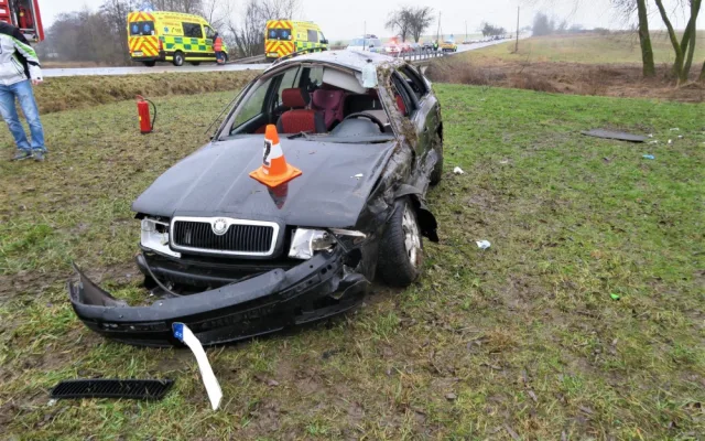 Spolujezdci vyletěli ven z havarovaného vozidla, neměli zapnuté bezpečnostní pásy