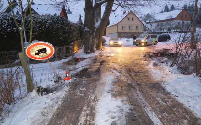 Zbloudilý kamion v obci demoloval vše co mu přišlo do cesty, nakonec uvízl na poli
