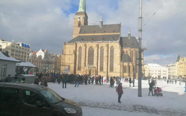 Klasická ZOO má zavřeno u té z ledových soch na náměstí se tísní davy lidí