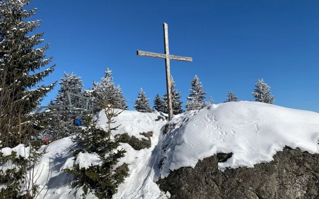 Kdo si chce pořádně zalyžovat, musí si sjezdovky na šumavském Špičáku vyšlápnout pěšky