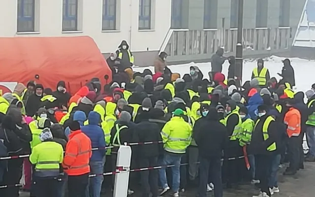 Řidičům kamionů na přechodu v Rozvadově tečou nervy, stojí v dlouhé frontě na testování