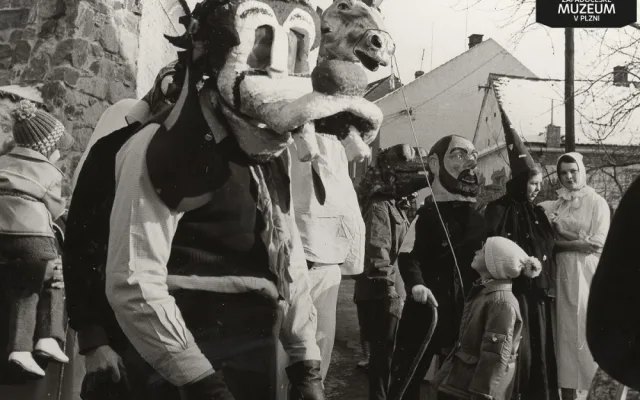 Masopustní průvod v Červeném Hrádku na Plzeňsku roku 1975.