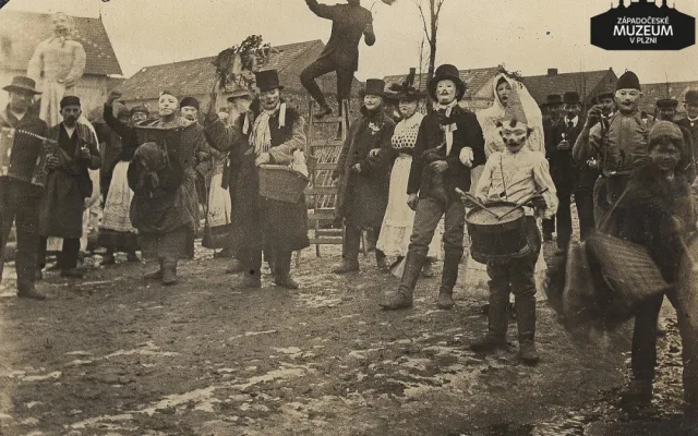 Masopustní rej v Bílově u Kralovic, konec 19. století.