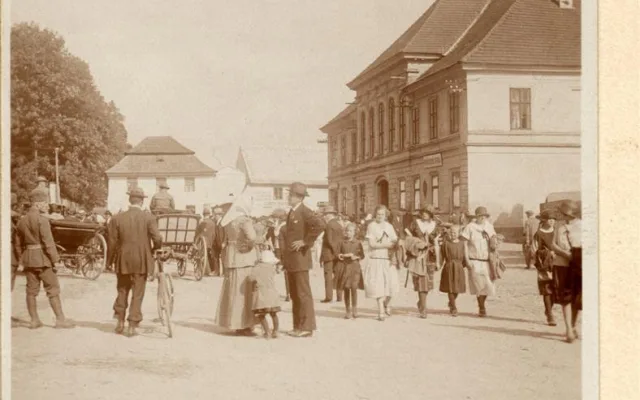 promenáda na náměstí r. 1925