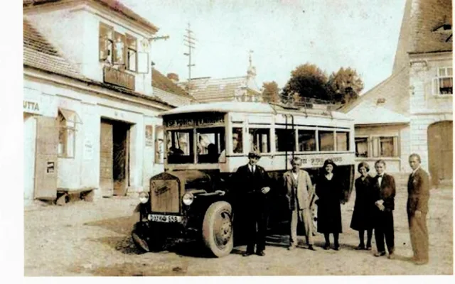 poštovní autobus zhruba v roce 1930