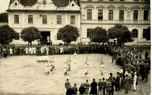 cvičení hasičů se sekyrkami, cca 1930