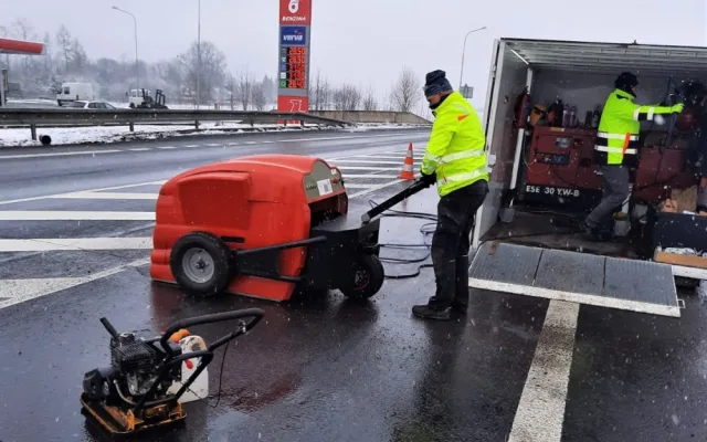 Pokud to počasí dovolí, opravují se výtluky na vozovkách