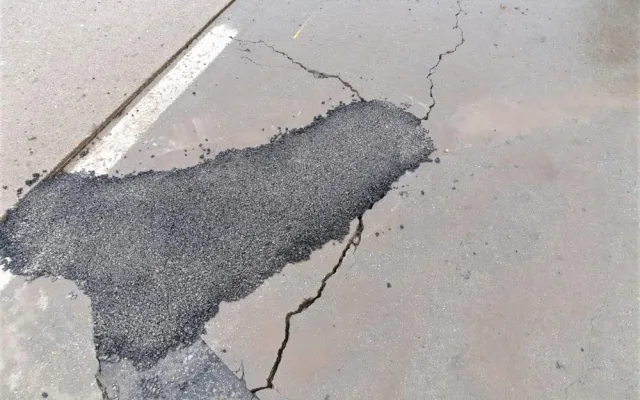Pokud to počasí dovolí, opravují se výtluky na vozovkách