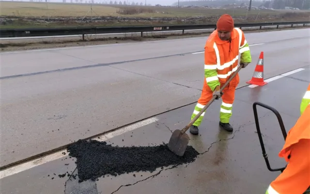 Pokud to počasí dovolí, opravují se výtluky na vozovkách