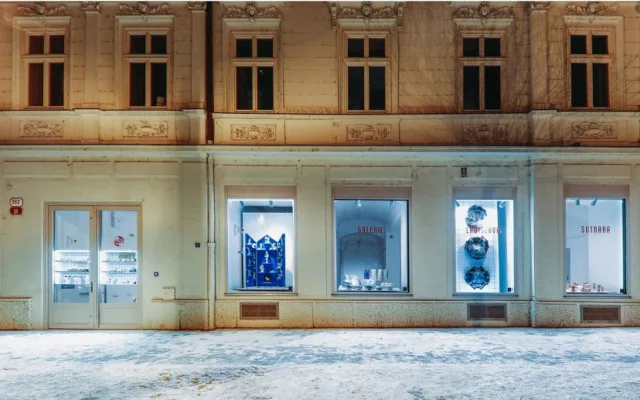 Ve výlohách Galerie Ladislava Sutnara je možné obdivovat díla studentů keramického designu