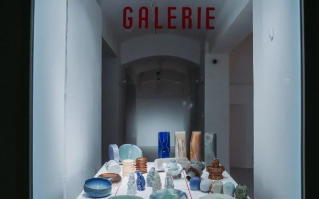 Ve výlohách Galerie Ladislava Sutnara je možné obdivovat díla studentů keramického designu