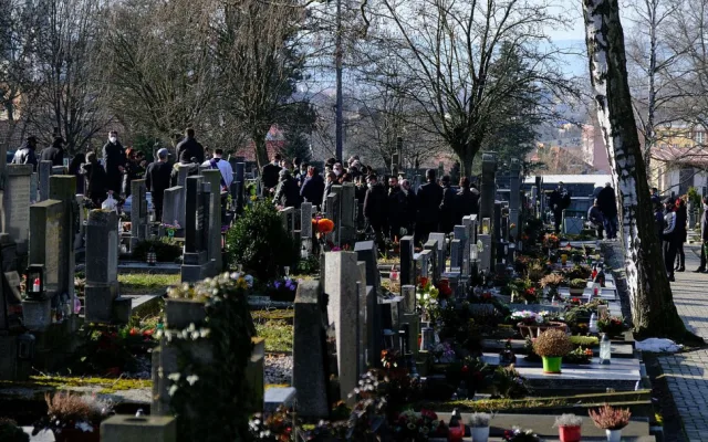 Na pohřbu obávaného recidivisty "Kominíka" napadli rozzuření pozůstalí novináře