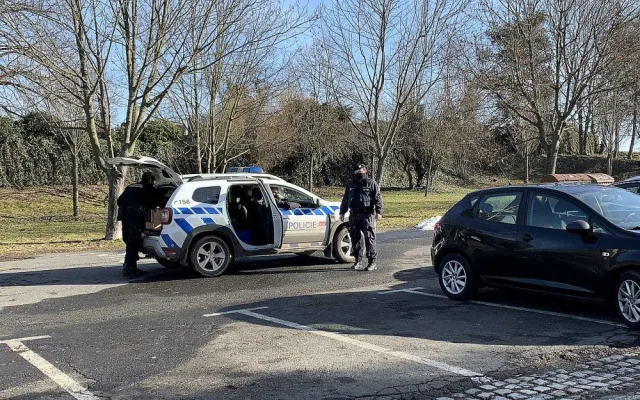 Na pohřbu obávaného recidivisty "Kominíka" napadli rozzuření pozůstalí novináře