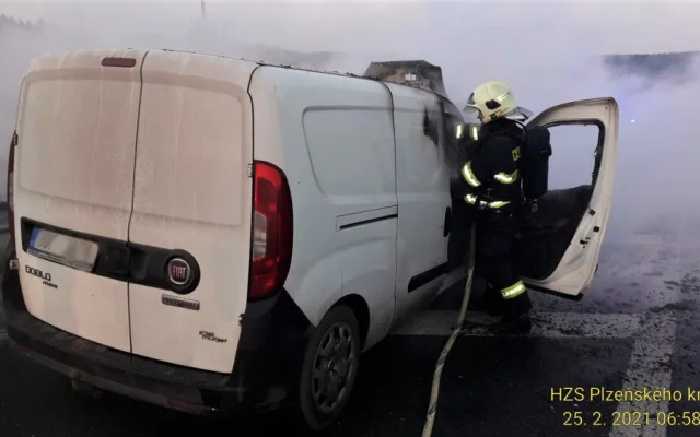 Dodávka začala hořet za jízdy na dálnici D5 nedaleko od Plzně