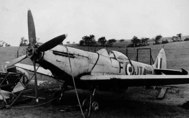 30.ledna 1951 musel pilot se strojem nouzově přistát bez podvozku, poškození byla natolik velká, že na téměř 40 let zmizel stroj z nebe