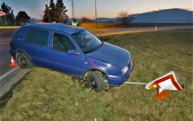 Motorista nezvládl výjezd od čerpací stanice, svoji roli sehrála v nehodě marihuana