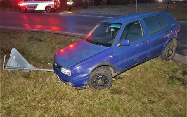 Motorista nezvládl výjezd od čerpací stanice, svoji roli sehrála v nehodě marihuana