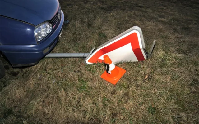 Motorista nezvládl výjezd od čerpací stanice, svoji roli sehrála v nehodě marihuana