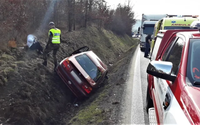 Senior utrpěl vážné zranění hlavy při střetu bavoráku s návěsem náklaďáku