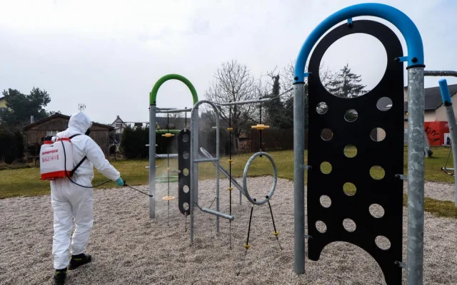 Ohniskovou dezinfekci vnějších veřejných prostor zahájilo také město Plzeň