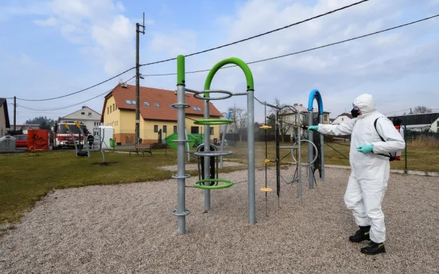 Ohniskovou dezinfekci vnějších veřejných prostor zahájilo také město Plzeň