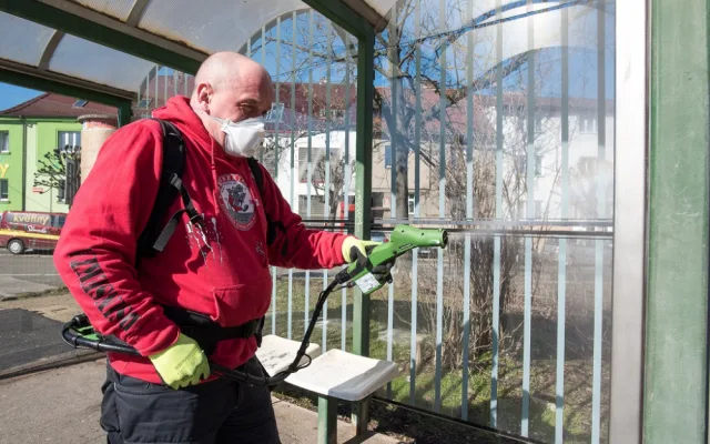 Ohniskovou dezinfekci vnějších veřejných prostor zahájilo také město Plzeň