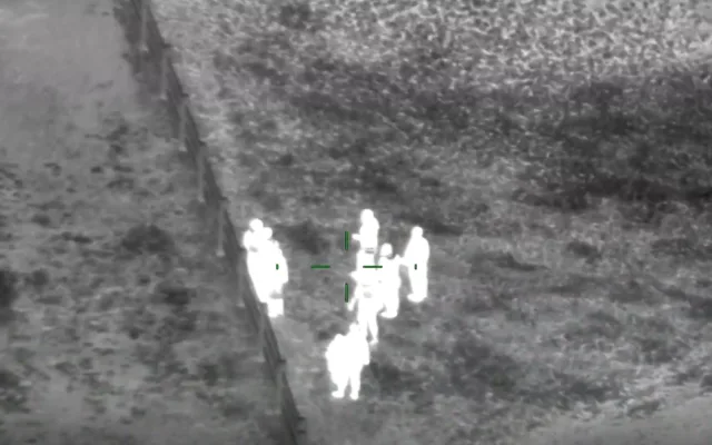 Z kamionu u Plzně vyskákalo osm cizinců, po uprchlících pátral i policejní vrtulník