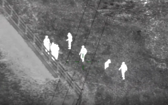 Z kamionu u Plzně vyskákalo osm cizinců, po uprchlících pátral i policejní vrtulník