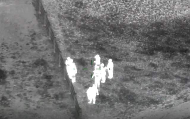 Z kamionu u Plzně vyskákalo osm cizinců, po uprchlících pátral i policejní vrtulník