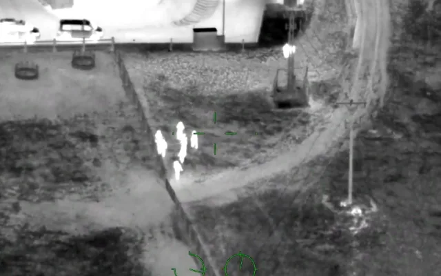 Z kamionu u Plzně vyskákalo osm cizinců, po uprchlících pátral i policejní vrtulník