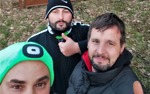 Hromada odpadu vyvolala bouřlivou diskusi, tři muži na nic nečekali a nepořádek odvezli