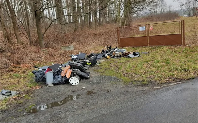 Hromada odpadu vyvolala bouřlivou diskusi, tři muži na nic nečekali a nepořádek odvezli