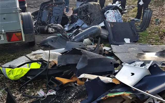 Hromada odpadu vyvolala bouřlivou diskusi, tři muži na nic nečekali a nepořádek odvezli