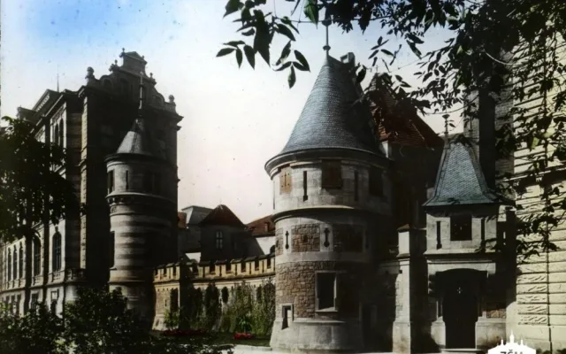 Napodobenina městských hradeb s baštou při budově Západočeského muzea. V závěru druhé světové války byla poškozena bombardováním. Definitivně zanikla v roce 1960. Foto okolo roku 1915, kolorováno