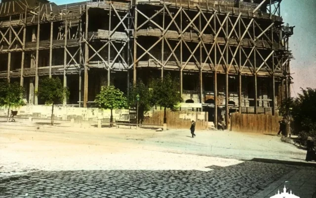 Výstavba budovy Západočeského uměleckoprůmyslového a Městského historického muzea. Stavbu podle projektu arch. Josefa Škorpila provedla firma Eduard Kroh. Foto přibližně z roku 1897, kolorováno