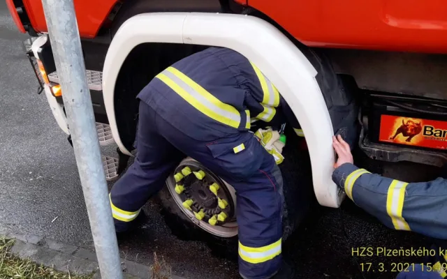 Pod hasičskou cisternou se cestou k zásahu nebezpečně propadla vozovka