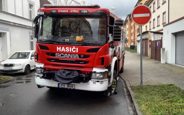 Pod hasičskou cisternou se cestou k zásahu nebezpečně propadla vozovka