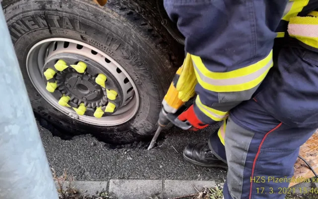 Pod hasičskou cisternou se cestou k zásahu nebezpečně propadla vozovka