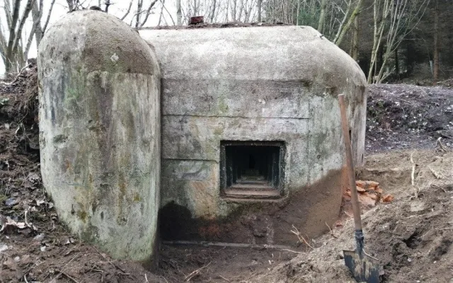 Když nemají školu, chodí a čistí bunkry. Čtyři chlapci, by zde rádi vytvořili malé muzeum