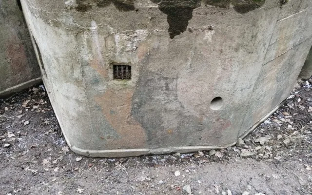 Když nemají školu, chodí a čistí bunkry. Čtyři chlapci, by zde rádi vytvořili malé muzeum
