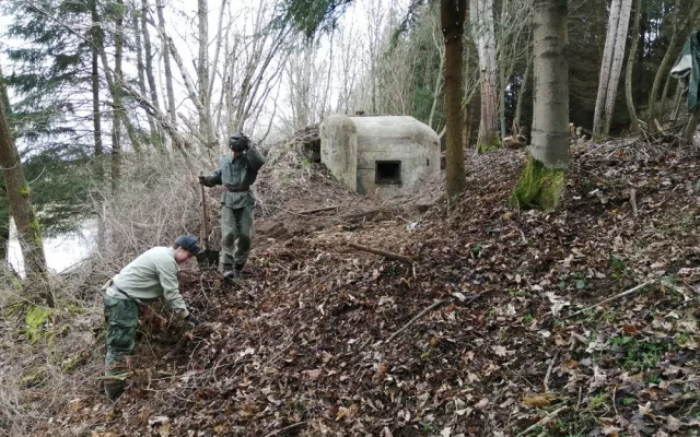 Když nemají školu, chodí a čistí bunkry. Čtyři chlapci, by zde rádi vytvořili malé muzeum