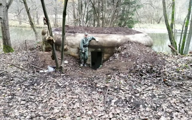 Když nemají školu, chodí a čistí bunkry. Čtyři chlapci, by zde rádi vytvořili malé muzeum